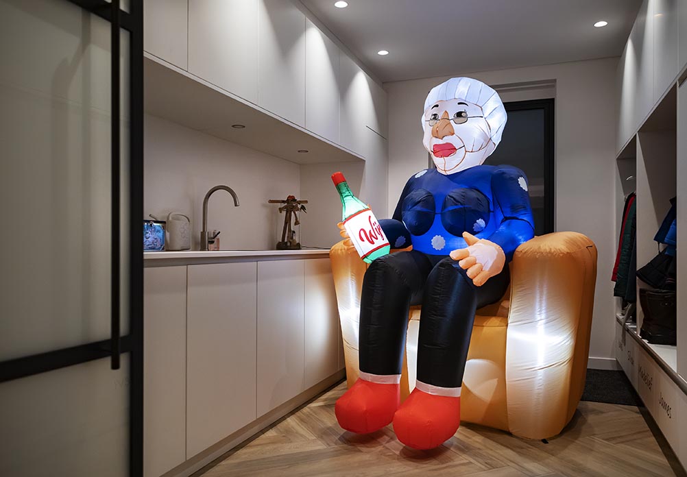 indoor Sarah zittend